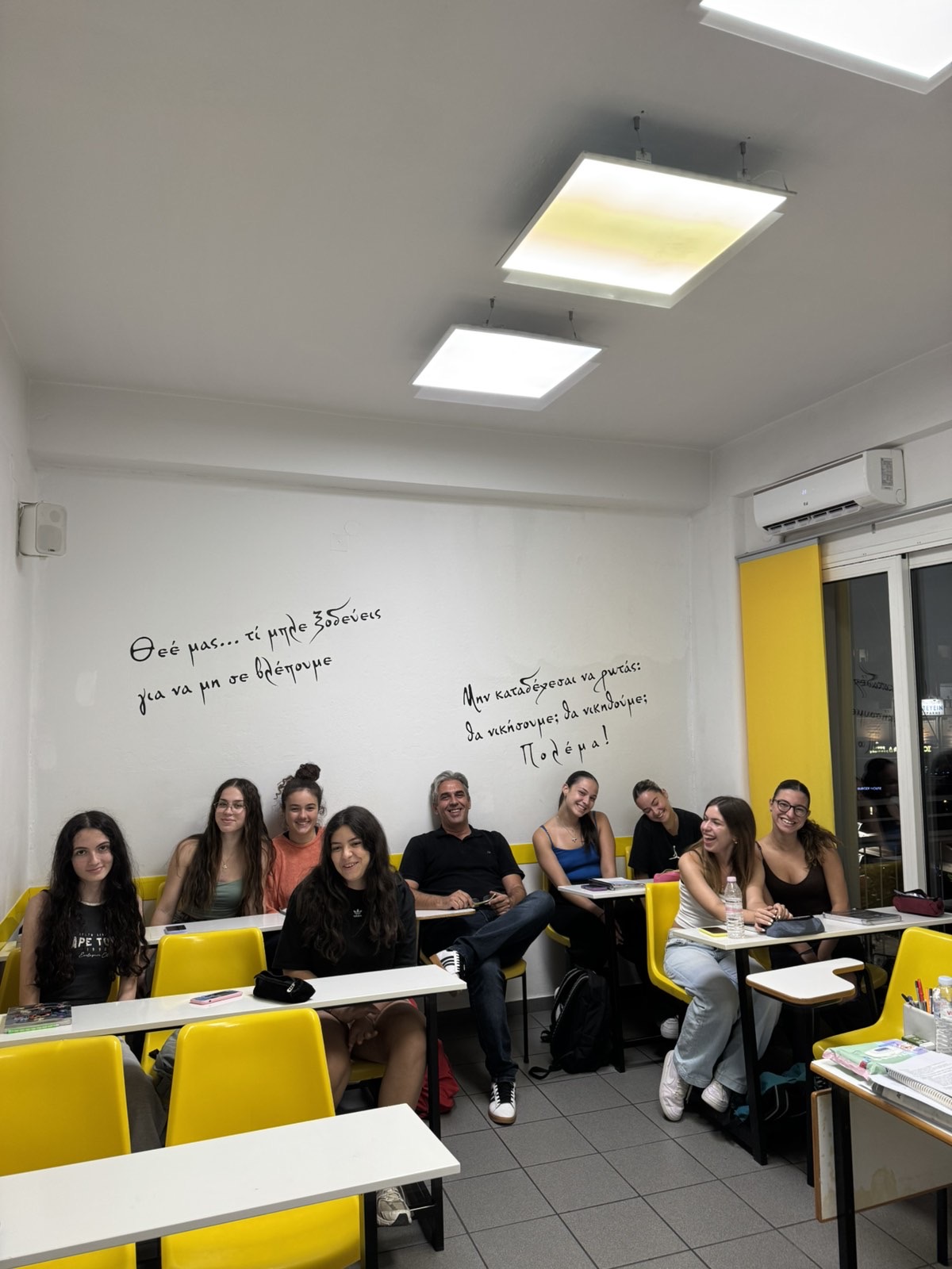 Μαθητές και καθηγητής στην τάξη