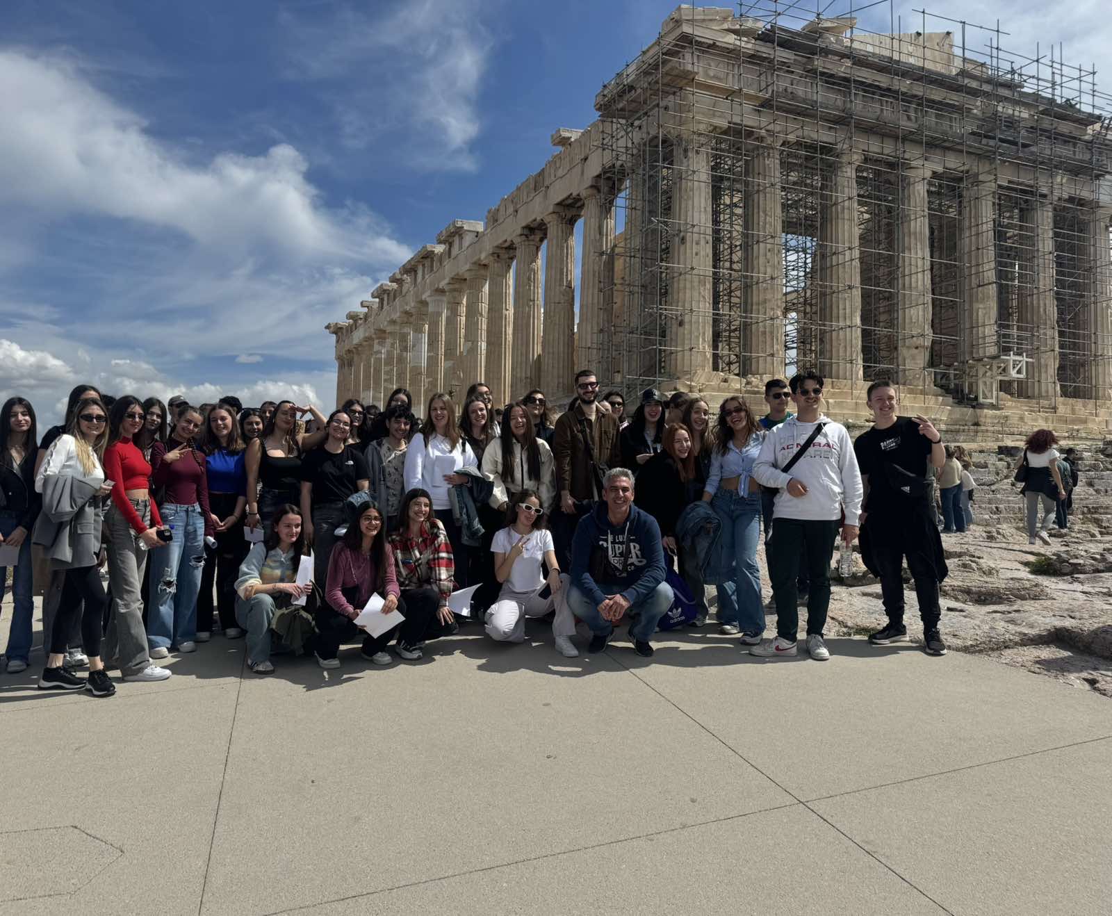 Μαθητές μπροστά στον Παρθενώνα στην Ακρόπολη